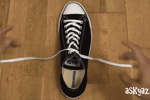 Come allacciarsi le scarpe in tre semplici movimenti
