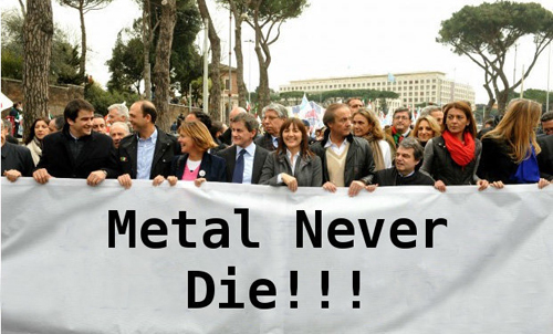 La foto ritoccata dello striscione alla manifestazione del PdL a Roma