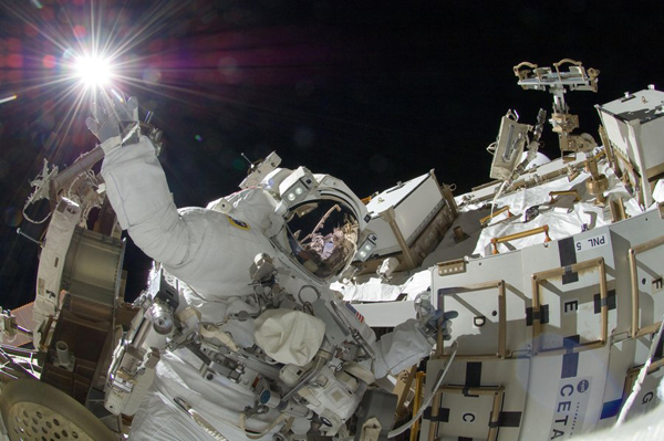 L'astronauta Sunita Williams tocca il sole