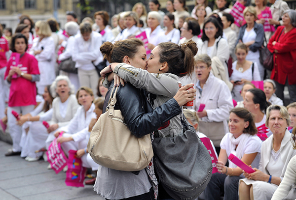 Bacio lesbico alla manifestazione contro i matroni gay