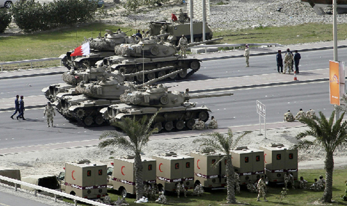 Carri armati presidiano le strade di Manama