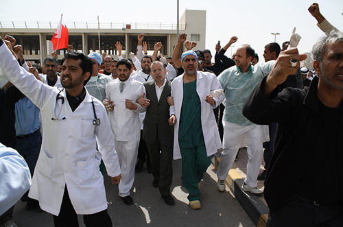 Dottori a Manama protestano contro le violenze