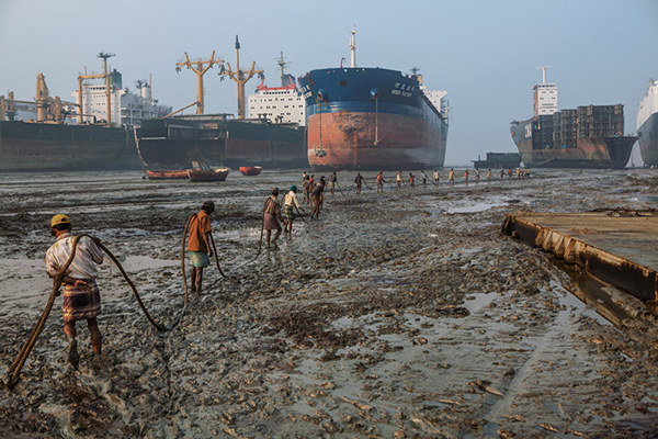 Gli smantellatori di navi in Bangladesh