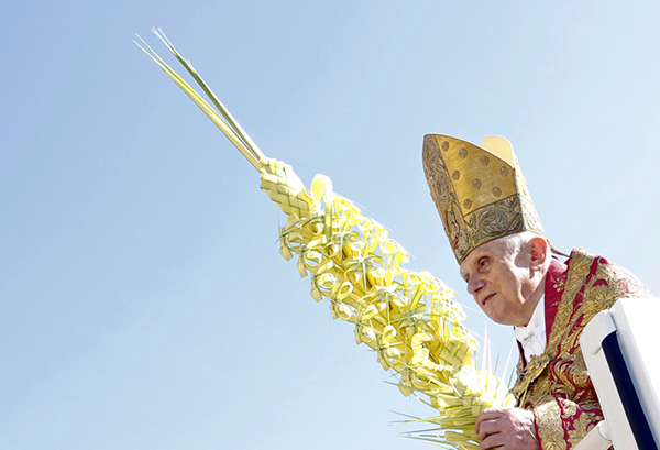 Benedetto XVI durante la Pasqua