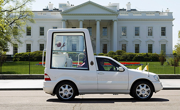 Benedetto XVI davanti alla Casa Bianca