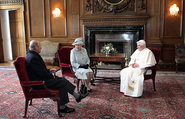 Benedetto XVI con la regina Elisabetta II