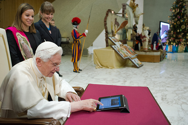 Benedetto XVI su Twitter con un iPad