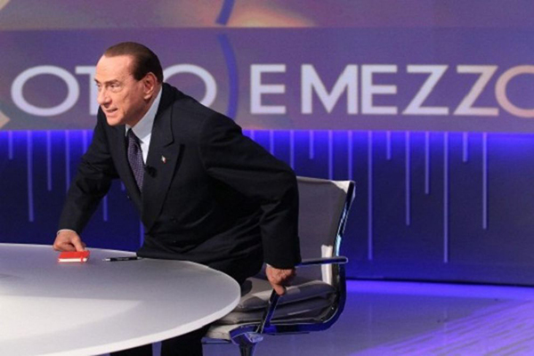 Berlusconi con doppio cuscino in tv