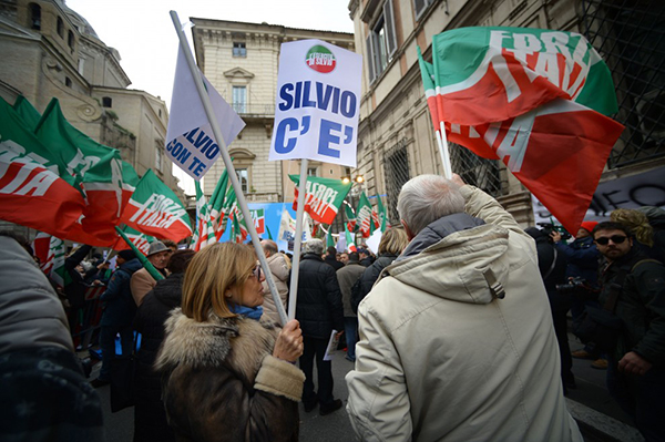 Manifestanti di Forza Italia con cartelli Silvio c'è
