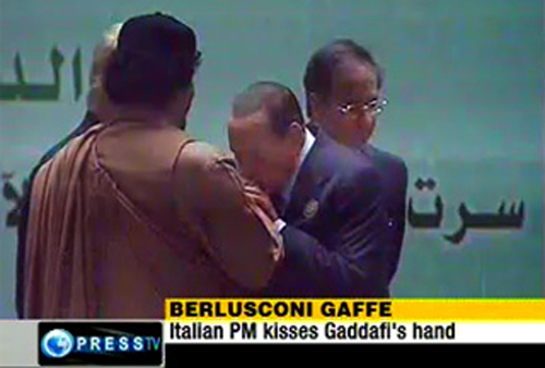 Berlusconi bacia le mani al dittatore libico Gheddafi