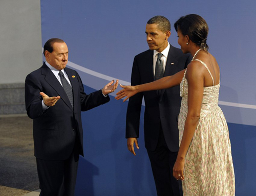 Il vecchio porco Berlusconi sembra apprezzare la mise di Michelle Obama