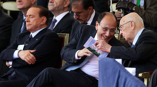 Berlusconi dorme durante la parata del 2 giugno