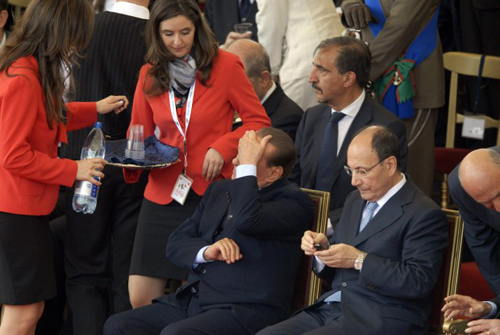 Berlusconi si gode le hostess durante la parata del 2 giugno