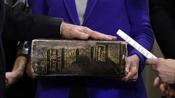 La Bibbia gigante di Biden