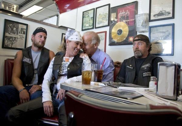 Joe Biden in compagnia di motociclisti