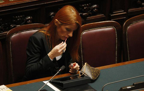 Il ministro Brambilla si rifà il trucco specchiandosi in un iPad
