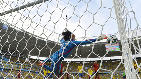 Il portiere del Messico Ochoa contro il Brasile alla Coppa del Mondo 2014
