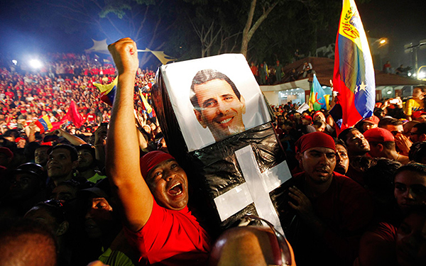 Supporter di Chavez con una bara per Capriles