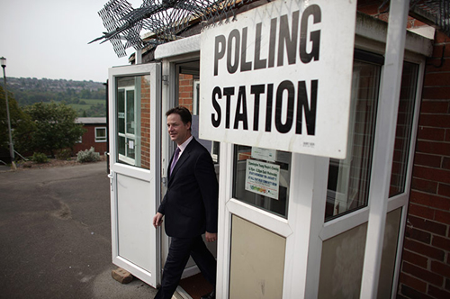 Nick Clegg all'uscita di un seggio elettorale