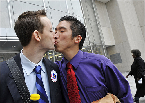 Una coppia gay si bacia a Washington D.C.
