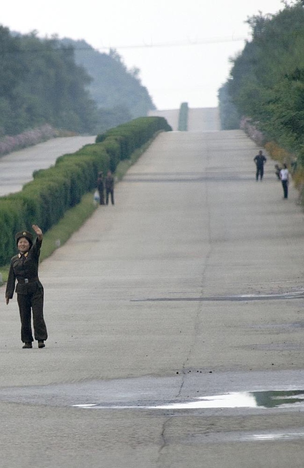 Soldati fanno l'autostop in Corea del Nord