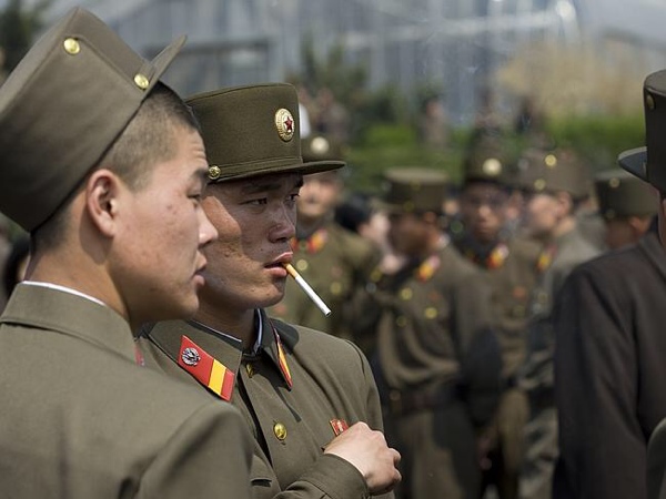 Soldati fumano in Corea del Nord