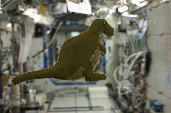 Il dinosauro realizzato dall'astronauta Karen Nyberg