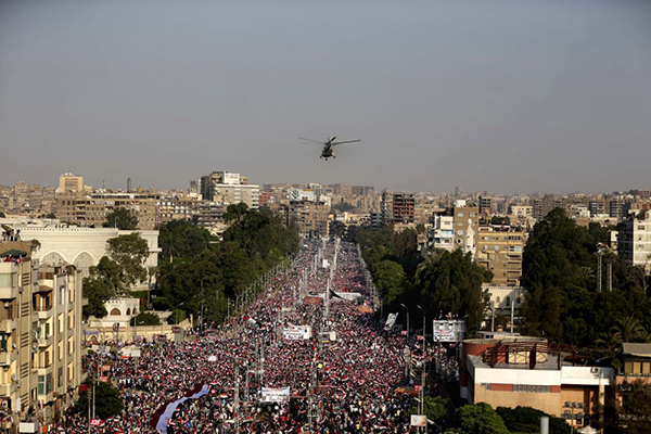 Un elicottero militare sorvola i manifestanti anti Morsi