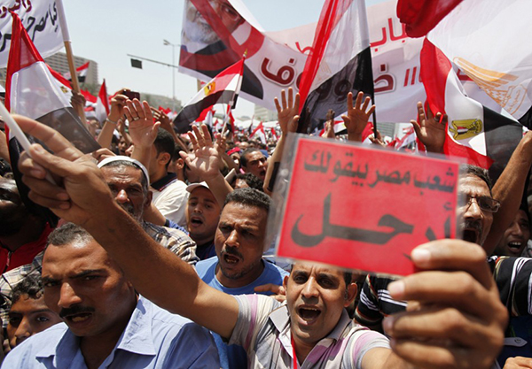Cartellini rossi contro il presidente egiziano Morsi