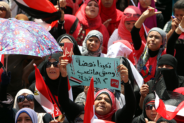 Donne manifestano contro il presidente Morsi