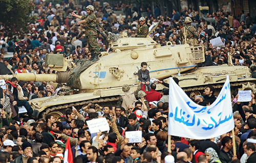Un carro armato egiziano tra la folla di manifestanti