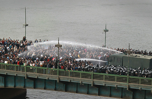 La polizia usa gli idranti per disperdere i manifestanti su un ponte sopra il Nilo