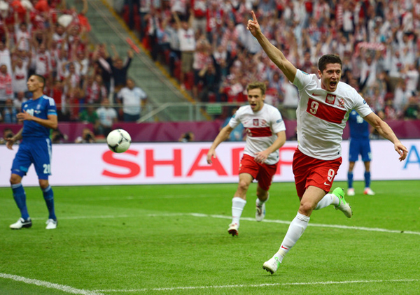 Il polacco Lewandowski segna contro la Grecia a Euro 2012