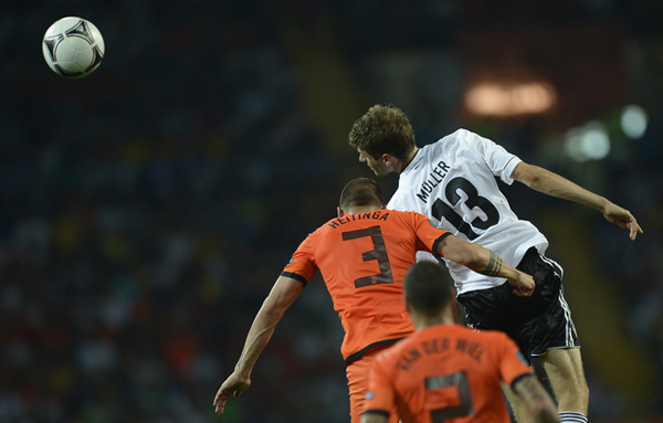 John Heitinga e Thomas Muller in Olanda-Germania a Euro 2012