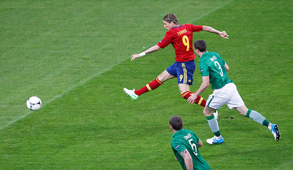 Lo spagnolo Fernando Torres segna contro l'Irlanda a Euro 2012