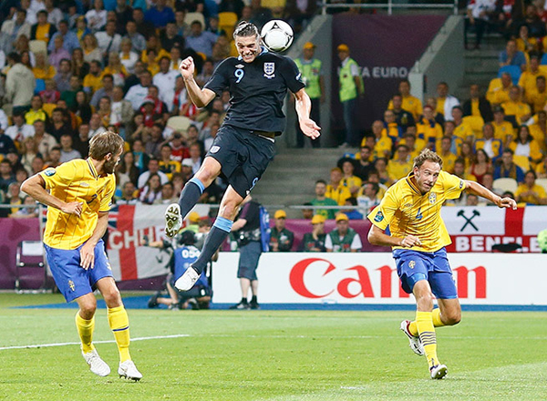 L'inglese Andy Carroll segna contro la Svezia a Euro 2012
