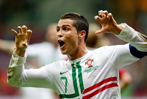 Cristiano Ronaldo ruggisce ai tifosi durante Euro 2012
