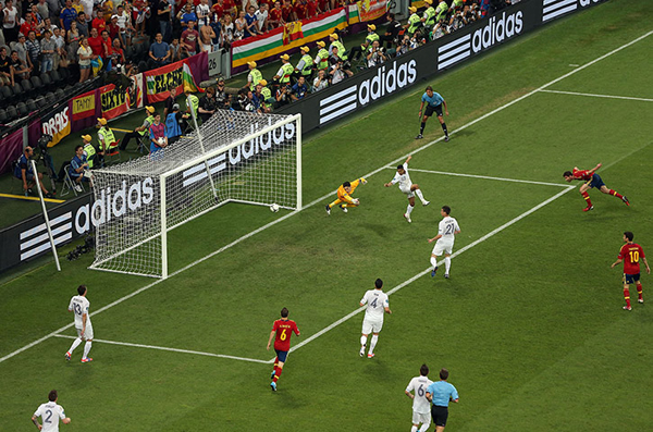 Xabi Alonso segna contro la Francia a Euro 2012