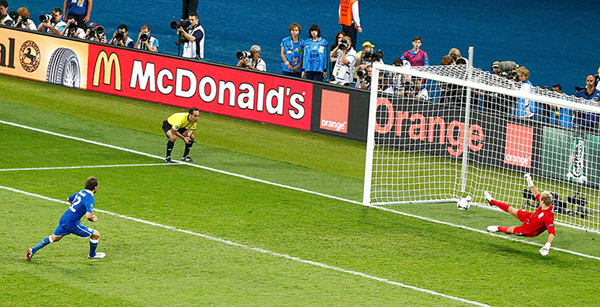 Diamanti segna il rigore decisivo contro l'Inghilterra a Euro 2012