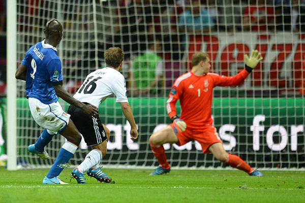 Balotelli batte per la seconda volta Neuer durante Euro 2012