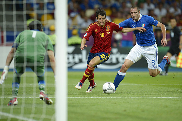 Cesc Fabregas taglia la difesa azzurra durante Euro 2012