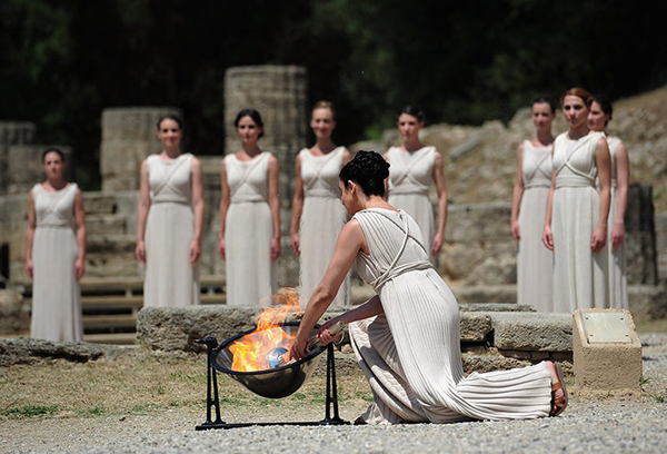 La sacerdotessa Ino Menegaki accende la fiamma di Olimpia