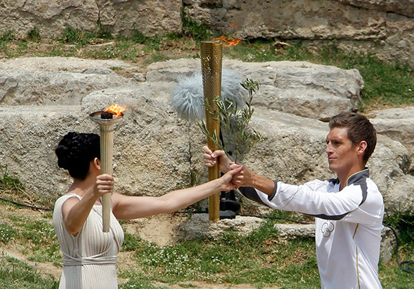 La sacerdotessa Ino Menegaki e la torcia olimpica di Londra 2012