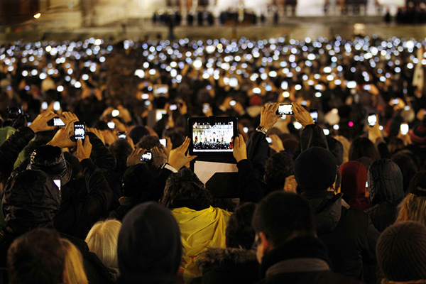 Fedeli riprendono con smartphone e tablet Papa Francesco