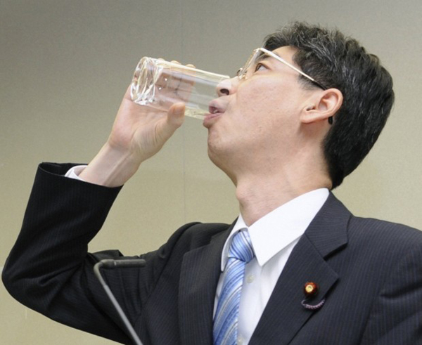 Yashiro Sonoda beve acqua decontaminata dell'impianto di Fukushima