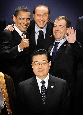 Berlusconi assieme a Obama, Medvedev e Hu Jintao al G20 di Londra