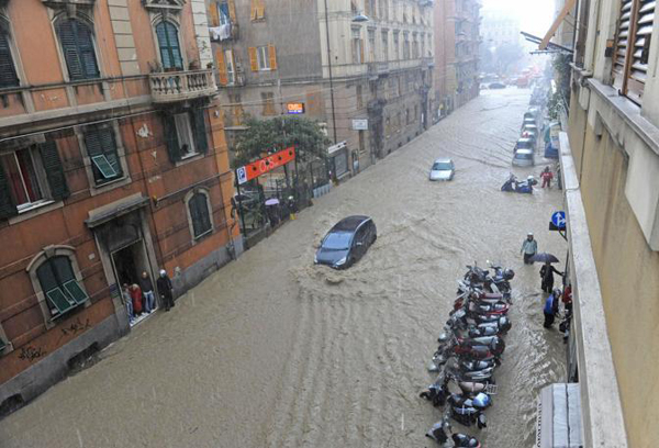 Le strade di Genova allagate