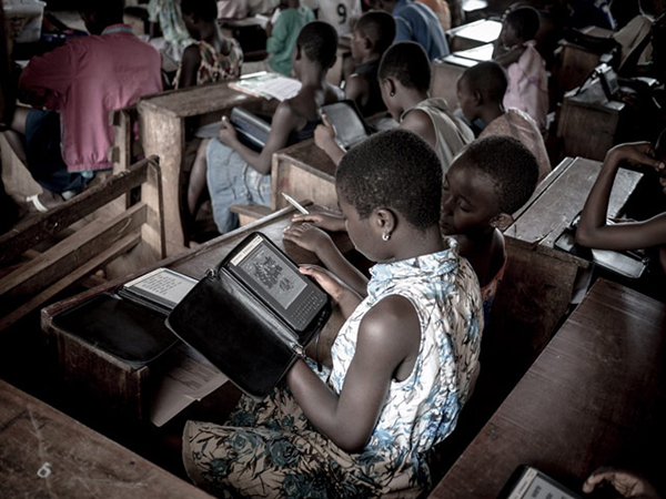 Una scolaresca studia sui Kindle in Ghana