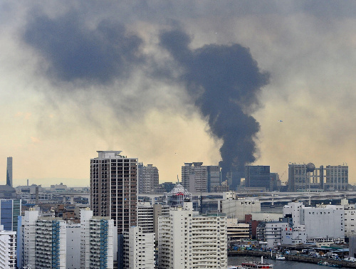 Edifici bruciano a Tokyo dopo il terremoto
