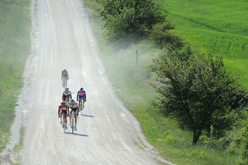 Il Giro d'Italia attraversa le strade bianche